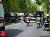 OSP Kaczory: ciężarówka blokowała drogę, osobówka w rowie