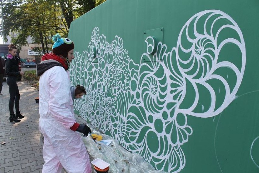 Izabela Ołdak w trakcie realizacji muralu „Sztuka dla...