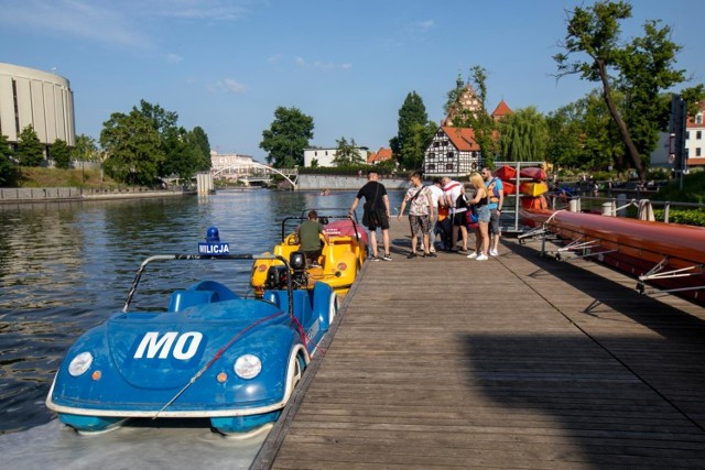 Długi weekend trwa, a to w weekendy właśnie w Przystani Bydgoszcz wypożyczyć można sprzęt wodny i zwiedzić miasto z perspektywy rzeki.

W soboty i niedziele wypożyczalnia czynna jest w godz. 11-19. Wypożyczyć sprzęt wodny może praktycznie każdy - nie jest wymagany patent. Dostępne są: kajaki (1- i 2-osobowe), „samochodziki wodne” z napędem, rowery wodne tradycyjne, a nawet smocze łodzie.

Zwiedzanie miasta z perspektywy rzeki to atrakcja turystyczna, ale także sposób na spędzenie wolnego czasu. Z wodnego sprzętu mogą bezpiecznie korzystać także rodziny z dziećmi, osoby do 16. roku życia pod opieką dorosłych. Na miejscu dostępni są instruktorzy. Szczegóły TUTAJ