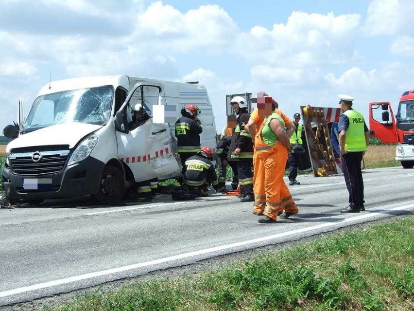 Groźna kolizja 3 ciężarówek i busa w Biadkach. DK nr 36 była zablokowana przez kilka godzin [ZDJĘCIA]