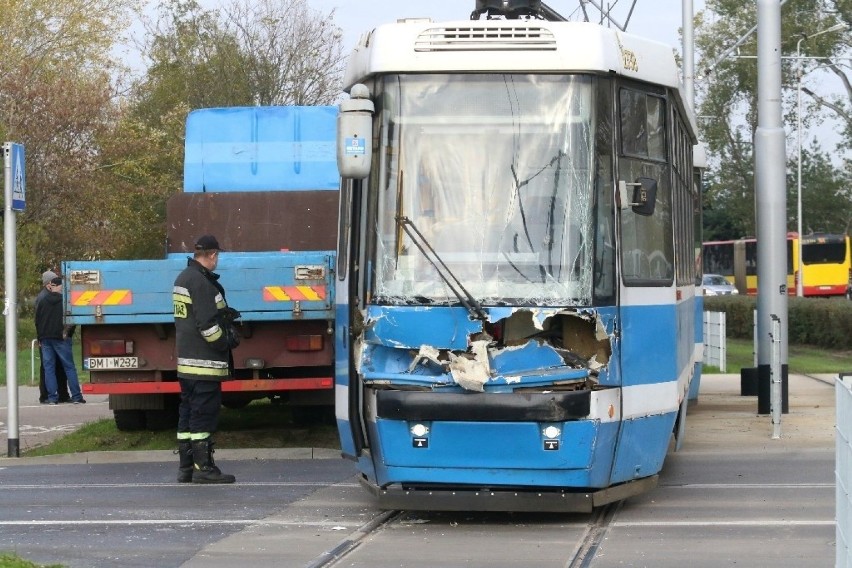 Tramwaj zderzył się z ciężarówką we Wrocławiu (ZOBACZ ZDJĘCIA)