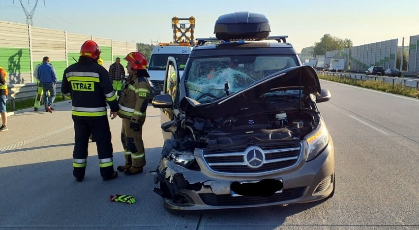 Kolizja na autostradzie A1 w okolicach Radomska. Bus zderzył się z ciężarówką