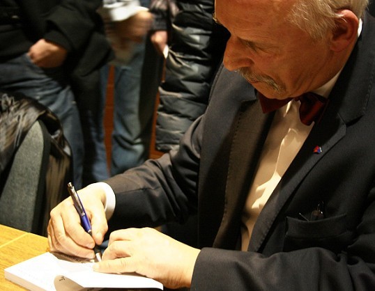 Po zakończeniu debaty, prezes WiP rozdawał autografy oraz...