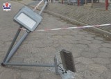 W Zamościu pijana kobieta próbowała wjechać na parking. Uszkodziła znak i latarnię