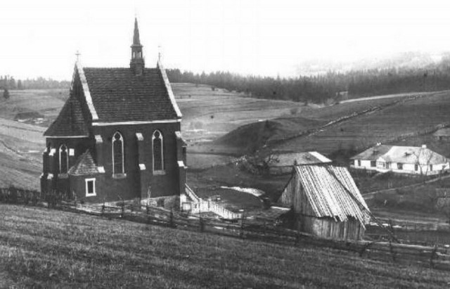 Sianki - kaplica i dwór Stroińskich (po prawej) - po 1900 r.