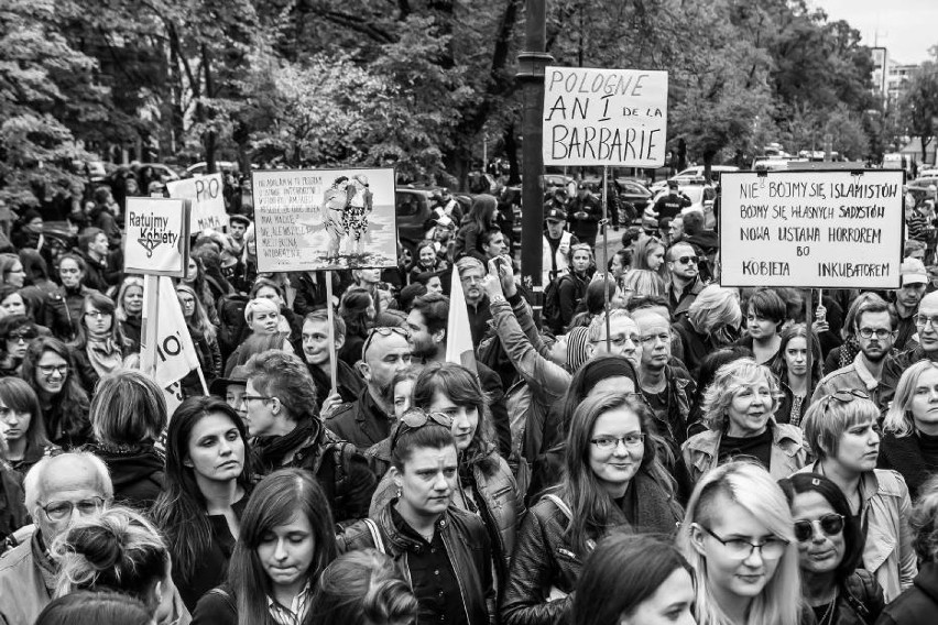 Zdjęcie z "czarnego protestu", który odbył się 22 września w...