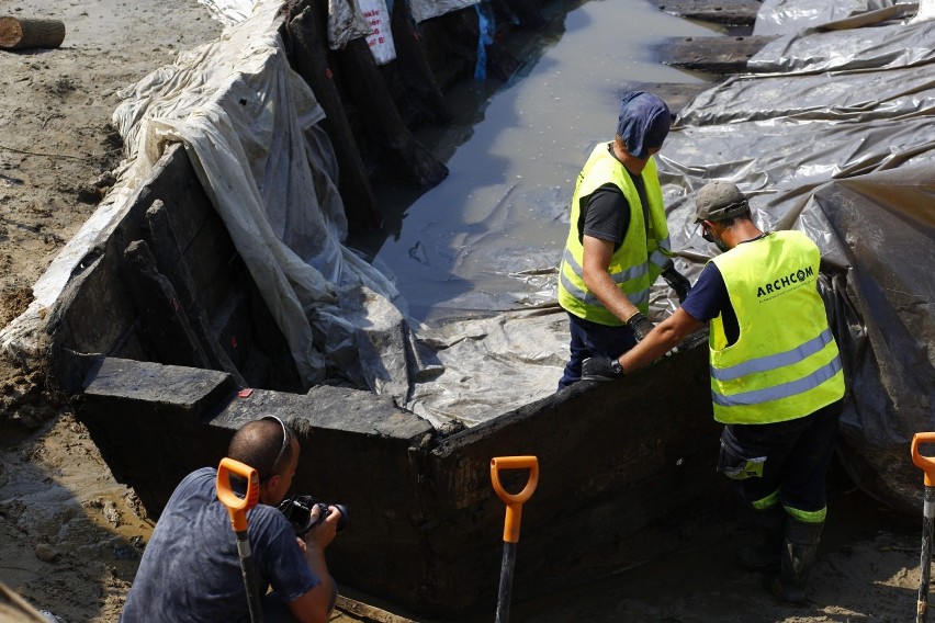 Szkuta wiślana w Czersku. Sensacja archeologiczna, to największy taki wrak w tej części Europy [ZDJĘCIA]