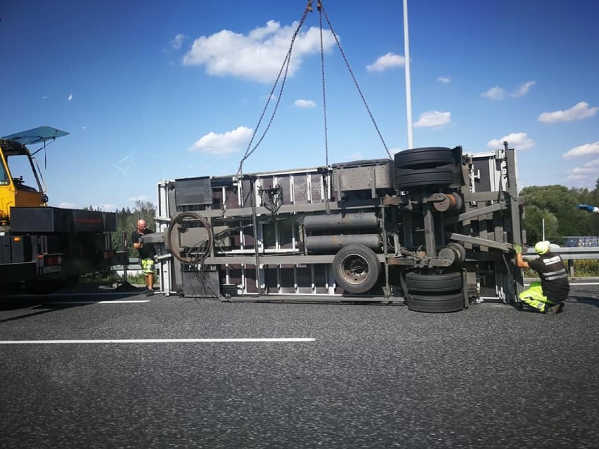 Autostrada A4: Kontener zsunął się z ciężarówki na węźle Sośnica