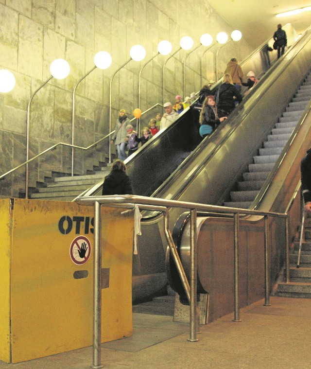 Turyci przecierają oczy ze zdziwienia, widząc nieruchome schody