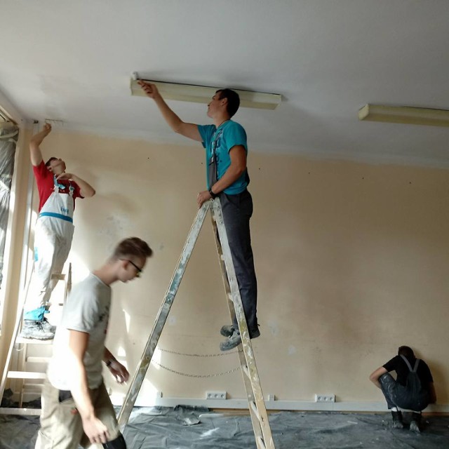 Młodzi budowlańcy z Zespołu Szkół nr 1 w Wieluniu w ramach praktyk wykonują wiele zleceń, zarówno dla podmiotów prywatnych, jak i publicznych. Teraz planuje ich wynająć SP ZOZ