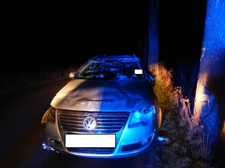 W Przewłoce pod Ustką auto uderzyło w drzewo i dachowało....