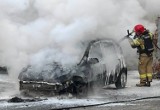 Nowy Sącz. Samochód osobowy doszczętnie spłonął na ulicy. Strażacy byli bezsilni