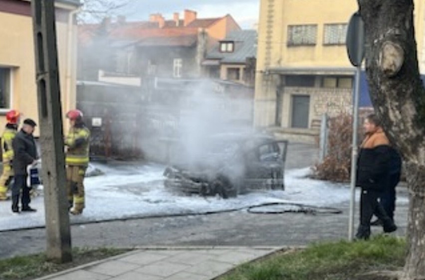 Nowy Sącz. Samochód osobowy doszczętnie spłonął na ulicy. Strażacy byli bezsilni
