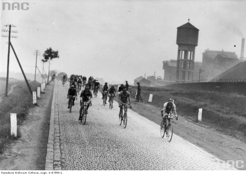 1929 rok. Kolarze na trasie wyścigu.