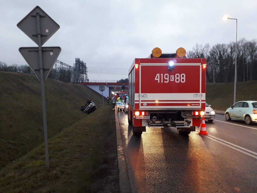 Dachowanie mercedesa w rejonie węzła autostradowego w Brzesku [ZDJĘCIA]