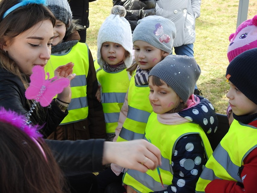 Dzieci pożegnały zimę i przywitały wiosnę na nadnarwiańskich bulwarach