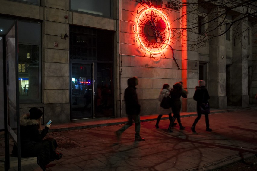 Nowy neon "Wielka Warszawa" w Śródmieściu już świeci! Stworzono go na podstawie dawnego planu [ZDJĘCIA]