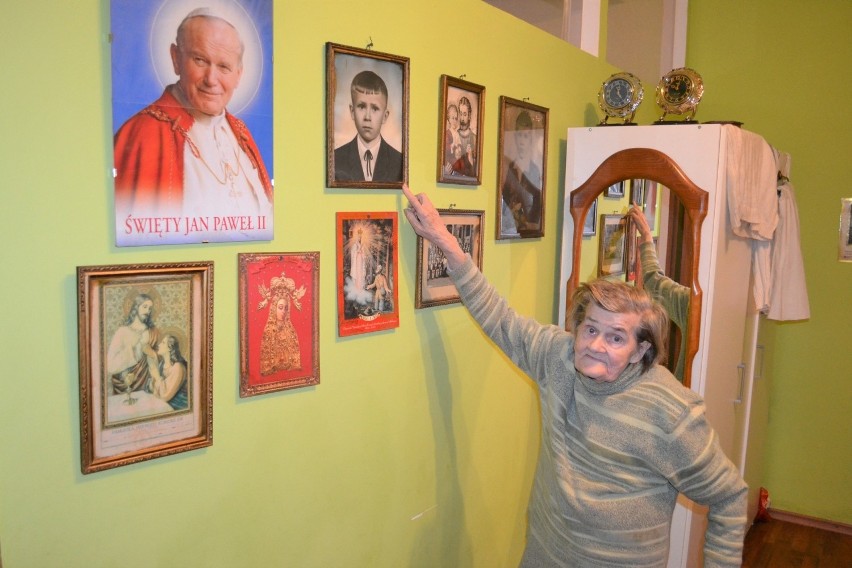 Pani Jadwiga Waćkowska pokazuje zdjęcie syna z przyjęcia...