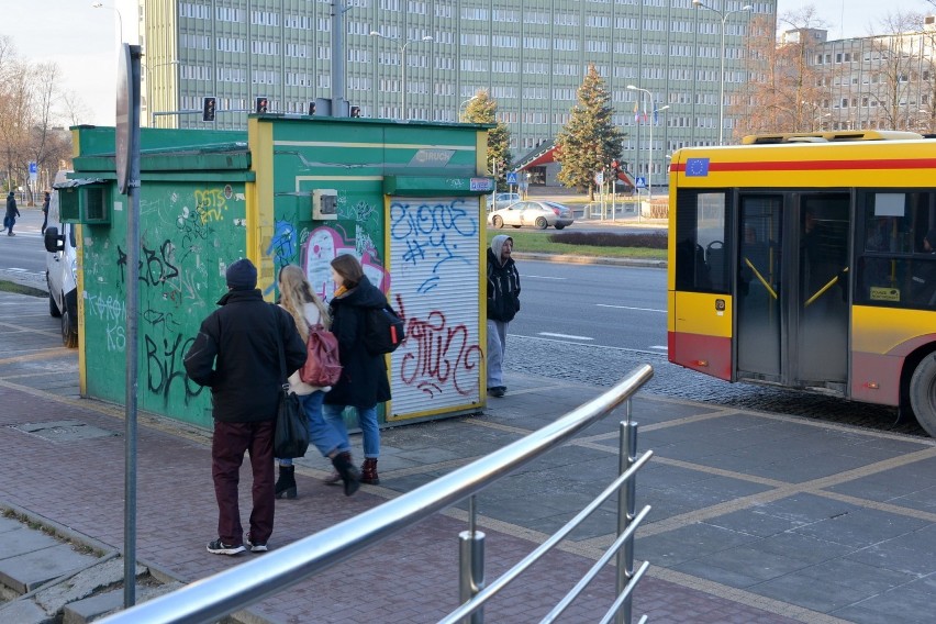 Nieczynny kiosk "Ruchu" zagraca centrum Kielc i zagraża bezpieczeństwu ludzi (ZDJĘCIA)