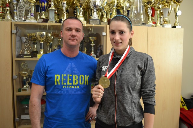Agnieszka Borowska z pierwszym swoim złotym medalem mistrzostw Polski seniorek, obok trener Adam Szpalerski