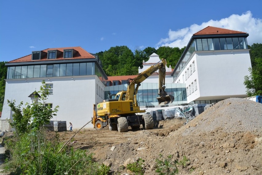 Koniec budowy nowej szkoły w Kazimierzu coraz bliżej. Zaczną nowy rok w nowych klasach