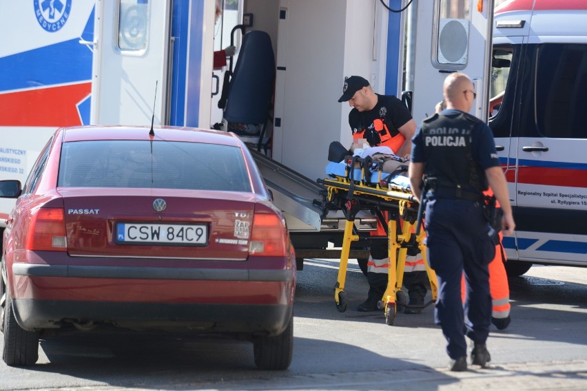 W Grudziądzu ominął rogatkę i wjechał prosto pod pociąg. Trzy osoby w szpitalu  [wideo, zdjęcia]