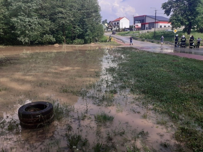 W czwartek w Bęczkowie w powiecie kieleckim wylała rzeka....