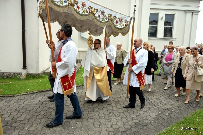 Odpust św. Antoniego Padewskiego w kościele w Sokółce. Po procesji wierni brali chlebki świętego 