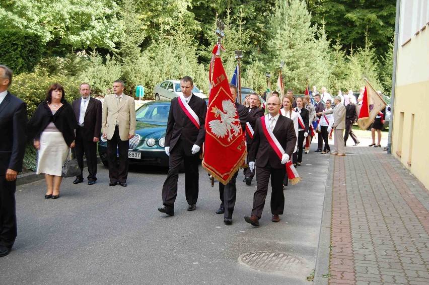 Człuchów. Wojewódzkiej inauguracji roku szkolnego towarzyszył protest Ruchu Poparcia Palikota