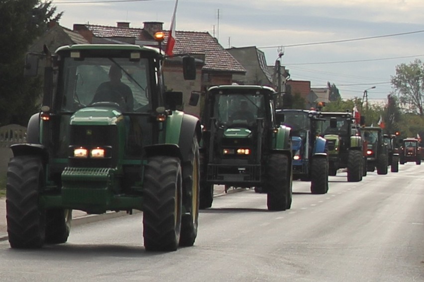 Protesty rolnicze w powiecie krotoszyńskim przeciwko "Piątce dla zwierząt" - blokada dróg krajowych nr 15 i 36 [ZDJĘCIA + FILM]   