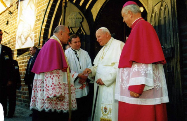 Od śmierci "naszego" papieża minęło już 5 lat. W naszych sercach nadal żyje...
Jan Paweł II przed gorzowską katedrą 2 czerwca 1997 r.

fot. z publikacji "...tak bardzo odmieniłeś oblicze polskiej ziemi."