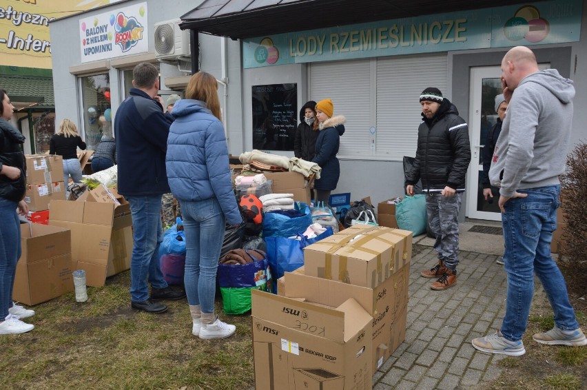 Zbiórka darów dla uchodźców z Ukrainy w Bełchatowie, przy...