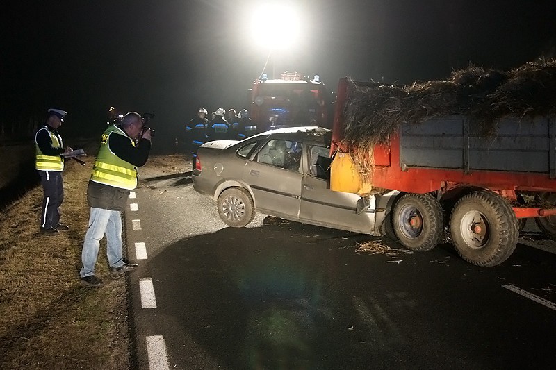 Plewnia: Śmiertelny wypadek na trasie Kalisz - Turek. Opel wbił się w przyczepę ciągnika. ZDJĘCIA