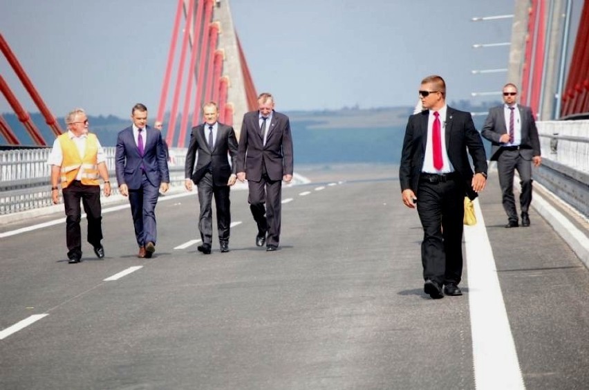 W lipcu otwarto most na Wiśle, który połączył dwa pomorskie...