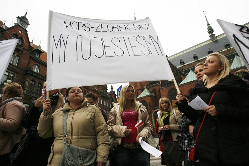 Pracownicy Miejskiego Ośrodka Pomocy Społecznej protestowali przed UM w Legnicy