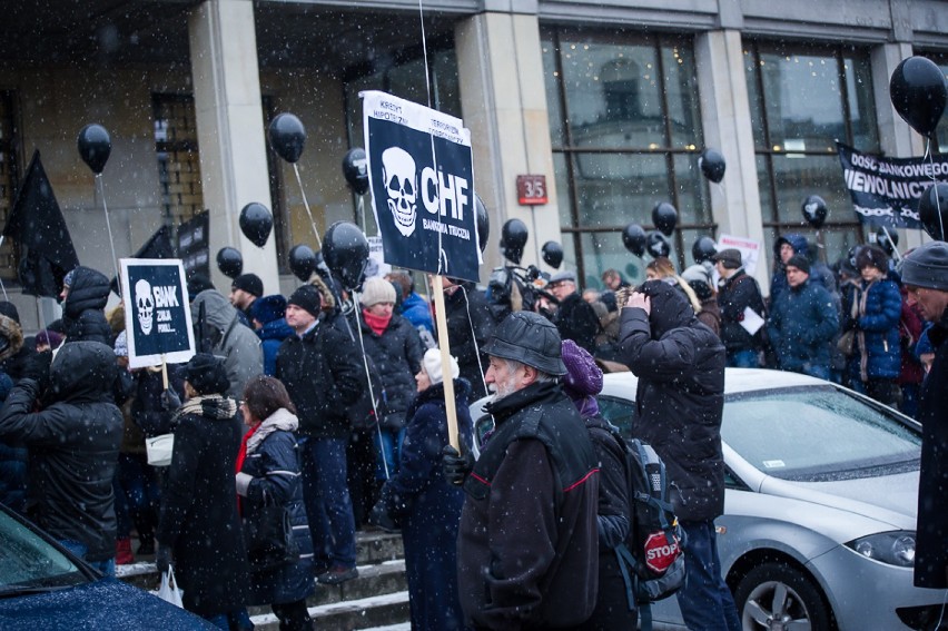 Protest frankowiczów, Warszawa. Czarna procesja oszukanych...