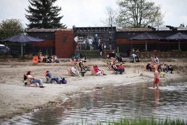 Plaża nad Bagrami przyciąga coraz więcej mieszkańców.