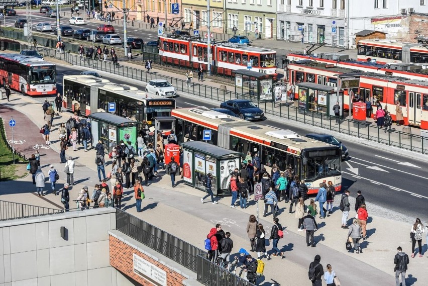 Absurd goni absurd? Kierowcy komunikacji miejskiej wskazują prawdziwy problem zatoczki autobusowej przy Forum Gdańsk. Odpowiedź Miasta