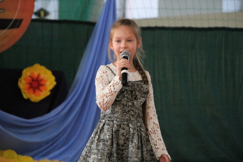 Dzieci i młodzież pokazali swoje talenty wokalne w Konkursie Piosenki  „O bursztynową nutkę”