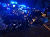 Nocny wypadek w Karwodrzy. Czołowo zderzyły się samochody osobowe. Jedna osoba została ranna
