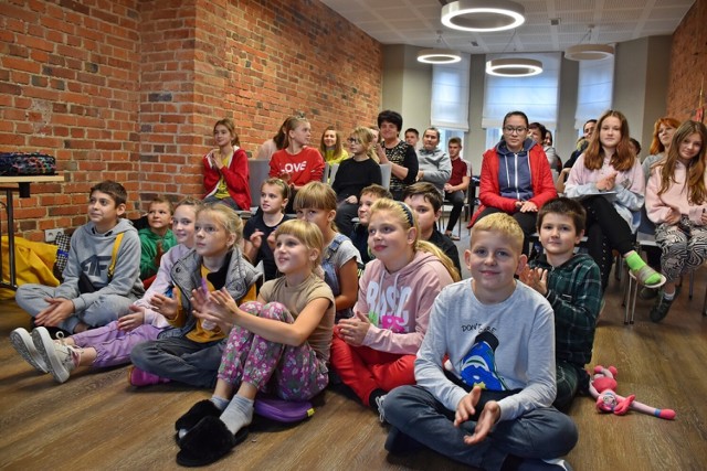 Podczas spotkania w schronisku młodzieżowym "Pałacyk" dzieci z Ukrainy otrzymały 50 zestawów szkolnej wyprawki od ścinawskiego samorządu, który wsparty został w tym zakresie przez Fundację "Via Stella".