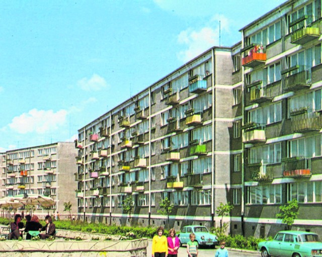 Po lewej taras kawiarni „Sobótka”, w tle bloki Piastowskiego I i… dwa autka: „Mikrus” i „Skoda 100” na zdjęciu z 1973 r.