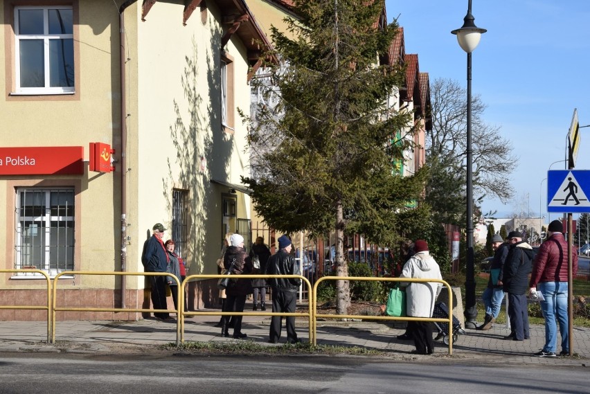 Koronawirus w Pruszczu: Puste ulice, zamknięte sklepy, punkty, kolejki do aptek, otwarte zakłady pogrzebowe |ZDJĘCIA