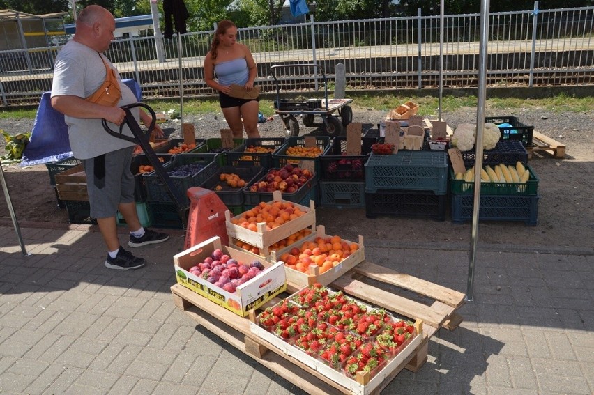 Kolorowo od owoców i warzyw na stalowowolskim targu. Zobacz...