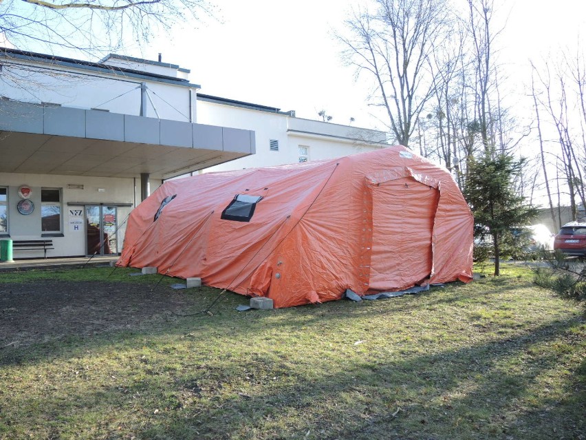 Szpital w Ostrowie Wielkopolskim. Przed placówką stanęły pomarańczowe namioty [ZDJĘCIA]