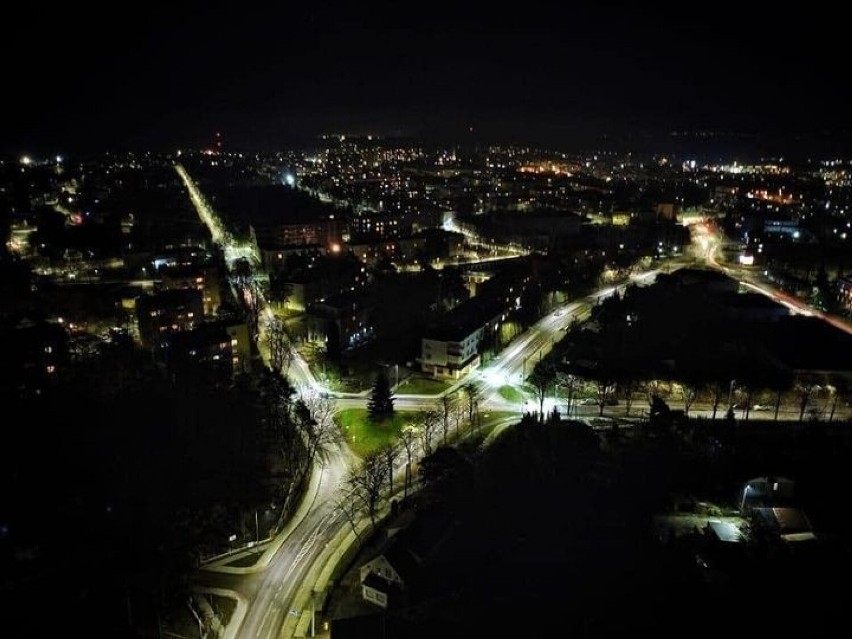 Tak wyglądają Starachowice nocą.