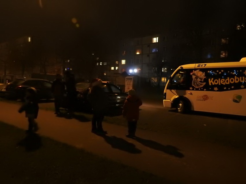 Autobus z kolędami i piosenkami świątecznymi na ulicach Łomży [zdjęcia, video]