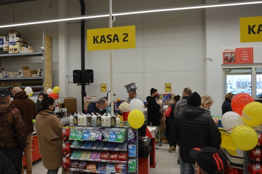 Supermarket budowlany Bricomarché w Ostrowcu już otwarty. Są promocje i mnóstwo klientów (ZDJĘCIA)