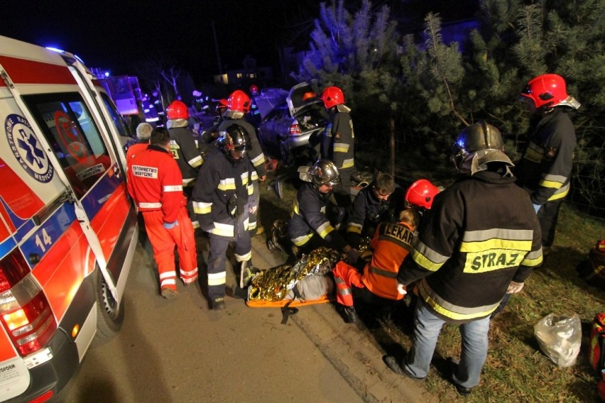 Wypadek pod Wrocławiem: audi dachowało i uderzyło w ogrodzenie [ZDJĘCIA]