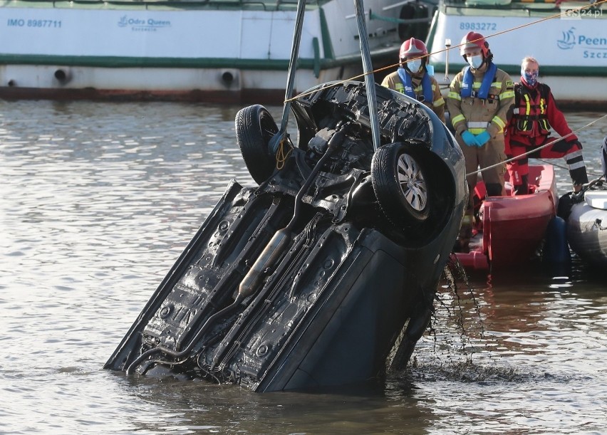 Tragiczny wypadek w Szczecinie. Samochód wjechał do Odry, w środku ciało mężczyzny. Prokuratura wyjaśnia sprawę - 23.10.2020